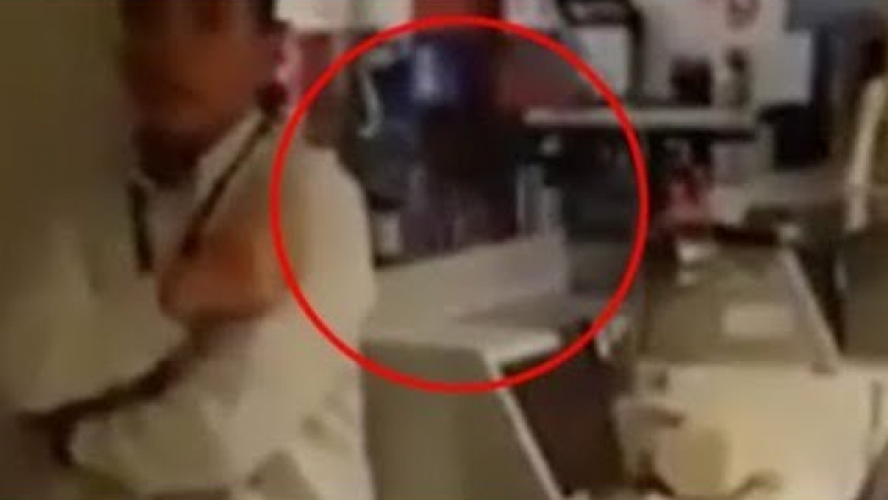Служители в банка заснеха призрака на мистериозно момиче (ВИДЕО)