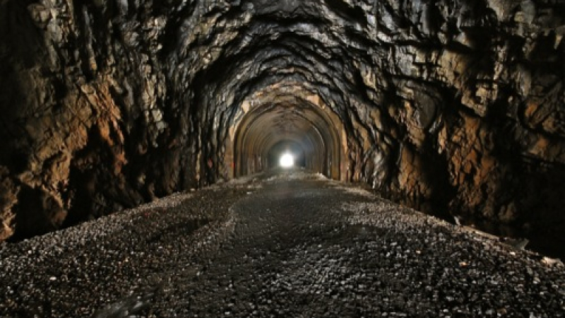 Женен мъж изкопа тунел, за да посещава любовницата си