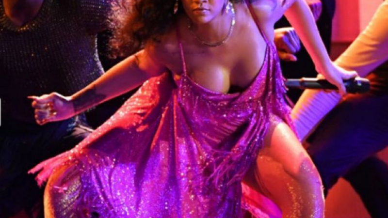 Риана се разгърди на сцената на ”Грами” (ГОРЕЩИ СНИМКИ)
