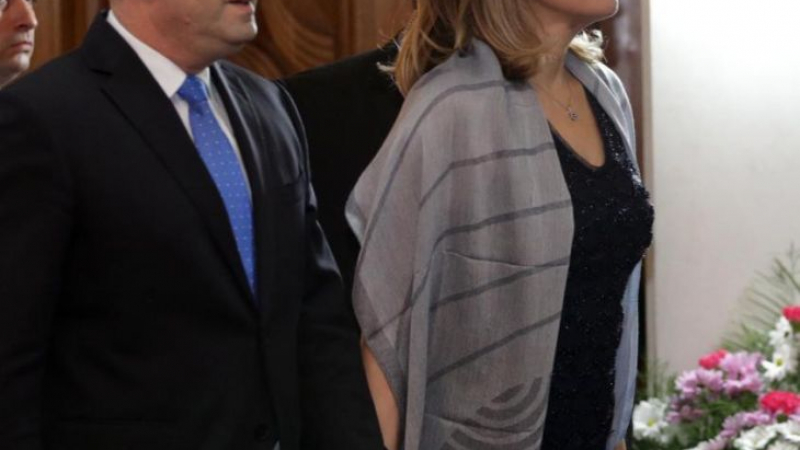 Деси Радева на събитие с президента с елегантна рокля с V-образно деколте (СНИМКИ)
