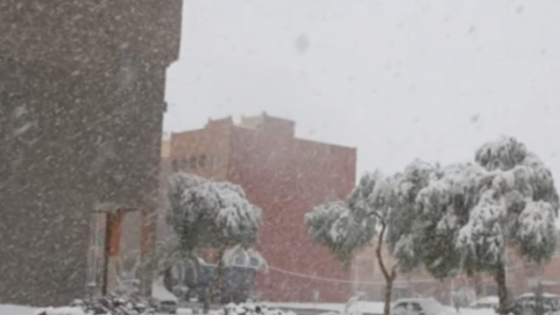 Невероятно: Сняг затрупа Мароко за пръв път от половин век! Как реагираха хората (ВИДЕО)