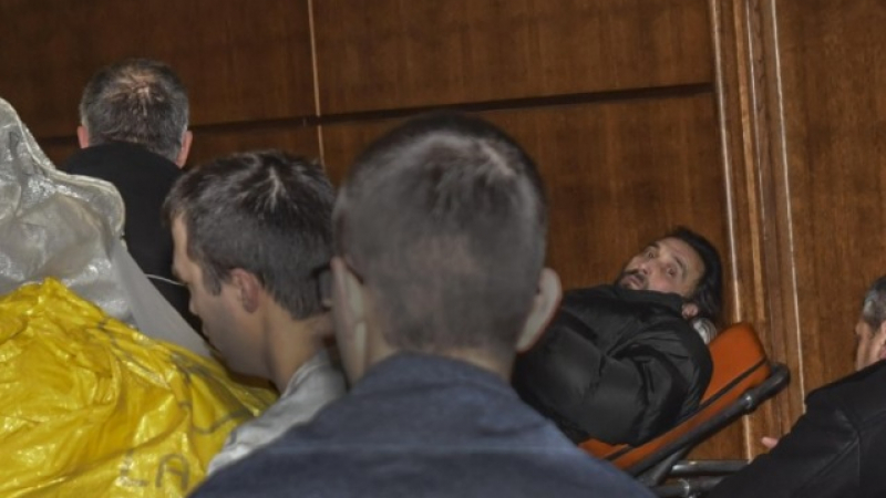 Убиецът на 5-годишния Никита, който натика трупа му в куфар, на носилка в съда (СНИМКИ)