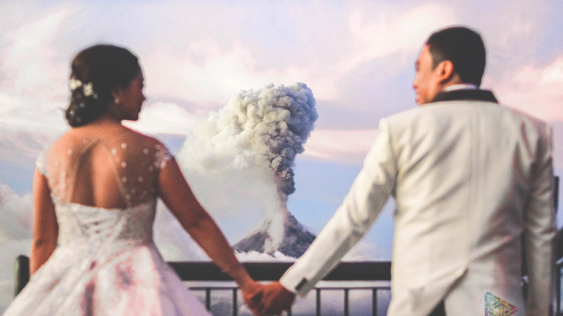 Необичайна сватба! Двама влюбени се венчаха под изригващ вулкан (СНИМКИ)