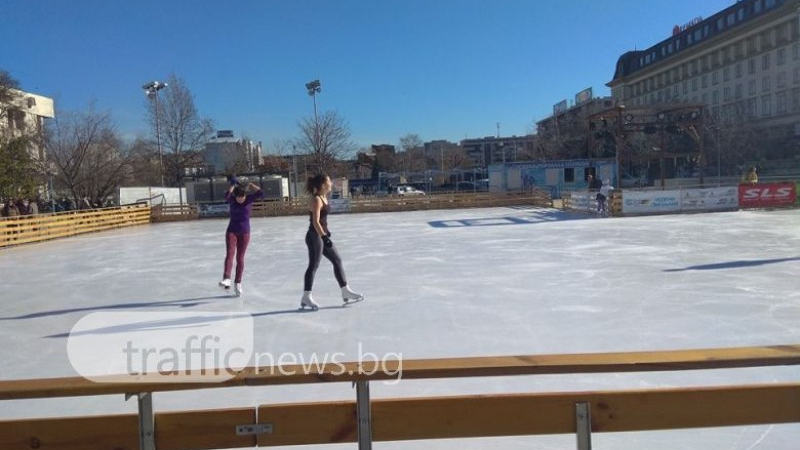 Девойки по потници се пуснаха на пързалката в Пловдив (СНИМКИ)