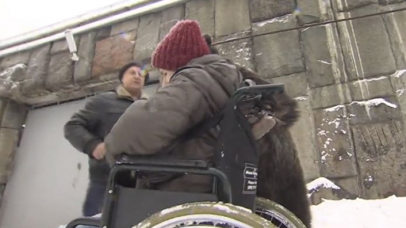 Това може да се види само по улиците на Москва! Уникално ВИДЕО показва как мечка се грижи за болния си дресьор 