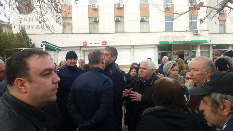  БЛИЦ TV: Бунтовна Перущица въстана срещу кмета от Реформаторския блок, викове "Оставка!" огласят площада