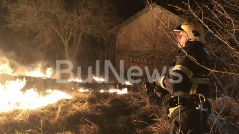 Кошмарите във Враца продължават: Голям пожар в лозята заплашва къща (снимка)