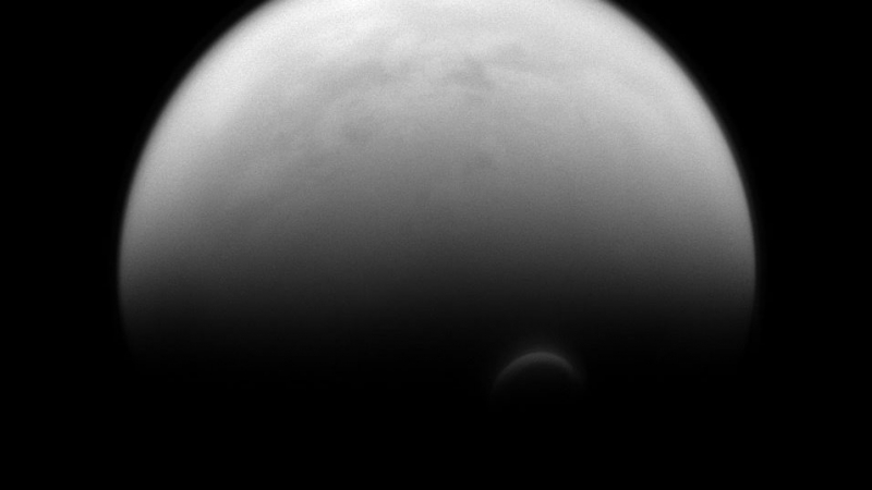 Откриха в атмосферата на Титан вещестно, достатъчно за формирането на микроорганизми