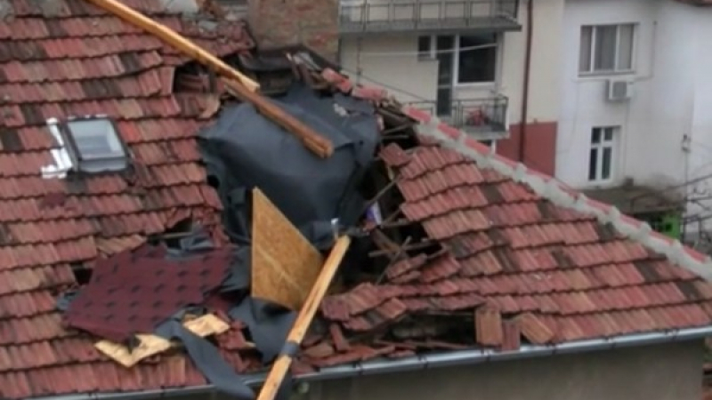 Ураганът във Враца отнесе покрив, свидетели разказват за ужаса в града 