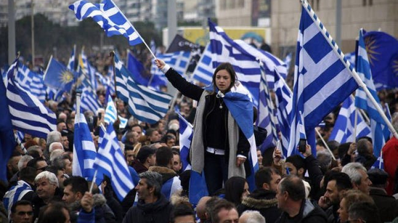 НА ЖИВО В БЛИЦ! Хиляди от цяла Гърция се стичат в Атина на мининг срещу употребата на името "Македония" от Скопие