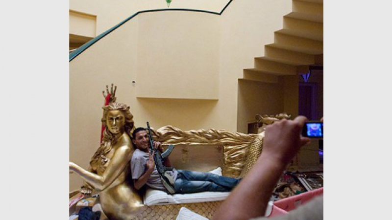 Кадафи тънел в нечуван лукс, обзавел се с мебели от чисто злато (СНИМКА)