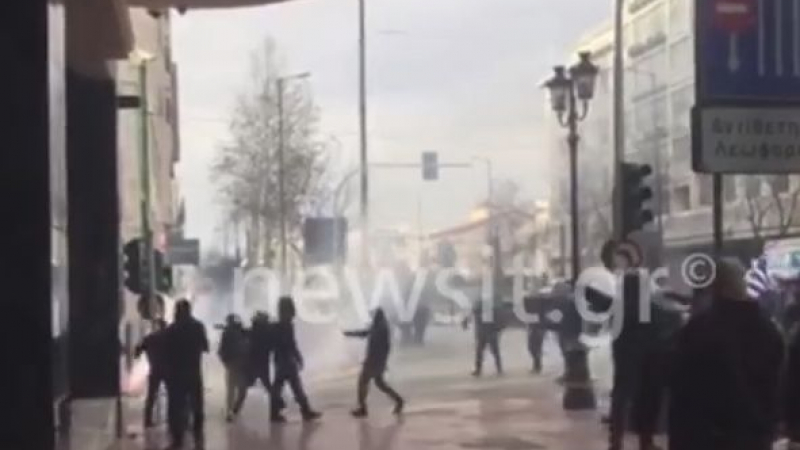 Напрежението в Атина ескалира, полицията използва сълзотворен газ срещу привърженици на "Златна зора" (ВИДЕО)