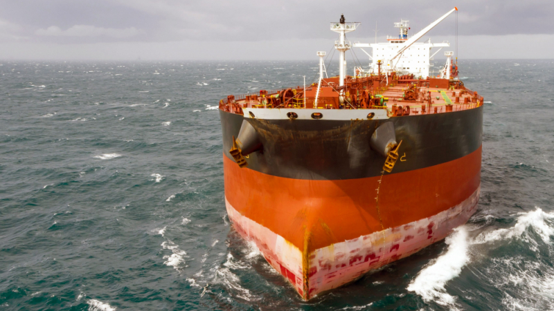 Петролен танкер с 22 души на борда изчезна в море, гъмжащо от пирати