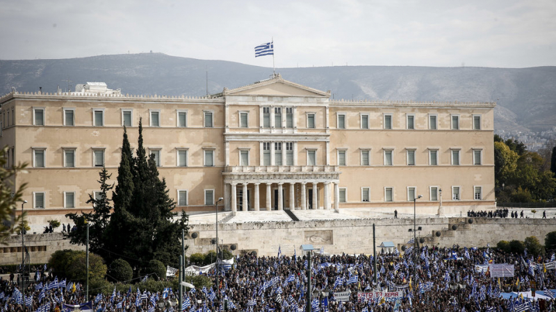 Тази СНИМКА от протеста в Атина разтърси света 