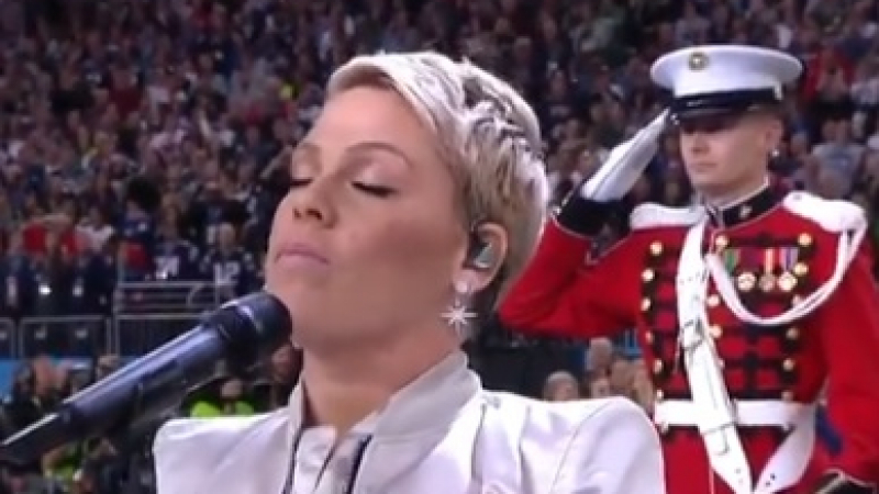 Пинк с доста странен жест по време на американския химн! (ВИДЕО)