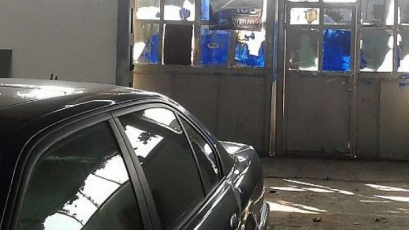 Брутален екшън в автосервиз в Бургас: Клиент тръгна да бие собственик с метална тръба, но после стана още по-страшно