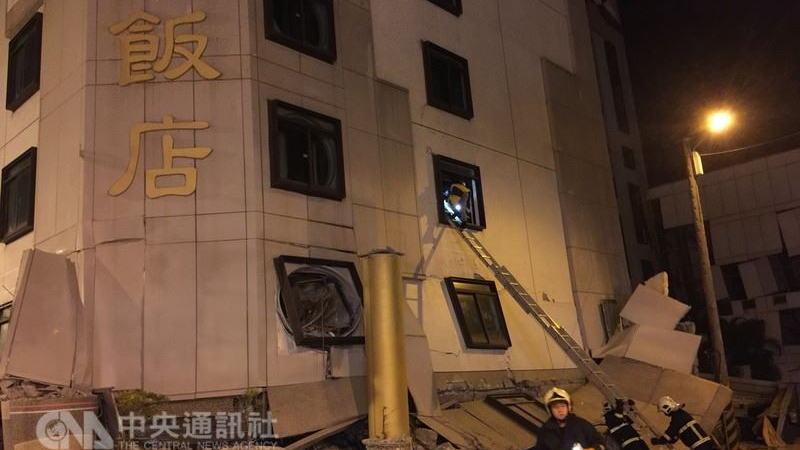 Започнаха да броят труповете след мощния трус в Тайван, 29 души са блокирани в разрушения хотел (ВИДЕО)