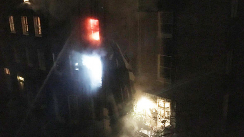 Повече от 80 пожарникари гасят голям пожар в жилищна сграда в Лондон (СНИМКИ)