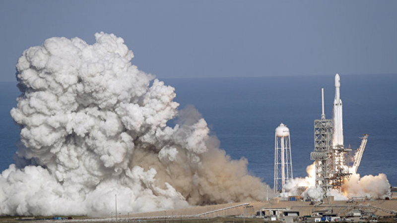 Централният ускоряващ блок на ракетата Falcon Heavy се разбил при кацането   