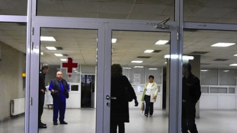 Безумие: Подивял мъж връхлетял в берковската болница и тръгнал да коли пациенти