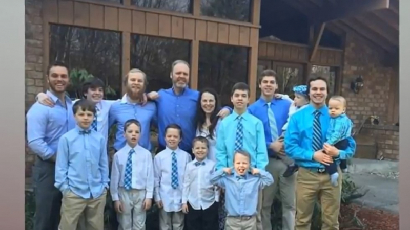 Семейство с 13 сина в очакване на чудо, защото... (СНИМКА/ВИДЕО)