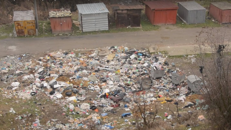 Грозна картинка: По 20 лв. на каруцар и цял квартал заживя в боклука 