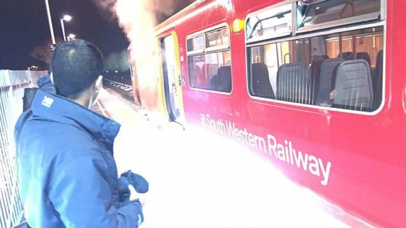 В Лондон се запали пътнически влак (СНИМКИ)