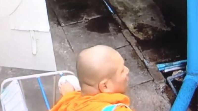 Будистки монах краде влажни женски гащички (ВИДЕО)