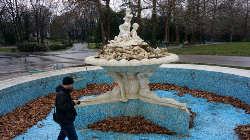 Простак опипва русалките в емблематичен фонтан във Варна (СНИМКИ)
