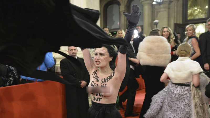 Гола активистка на Femen посрещна Порошенко на Виенския бал (СНИМКИ/ВИДЕО 18+)