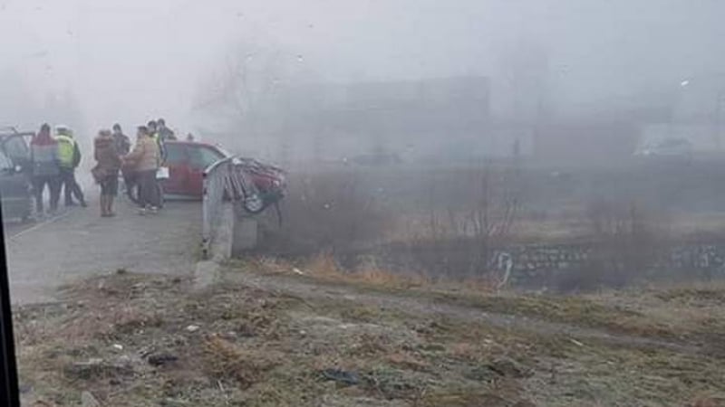 Първи СНИМКИ от зрелищен инцидент на мост в Кюстендил 