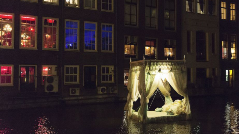 Амстердам готви голям удар за туристите в „квартала на червените фенери” 