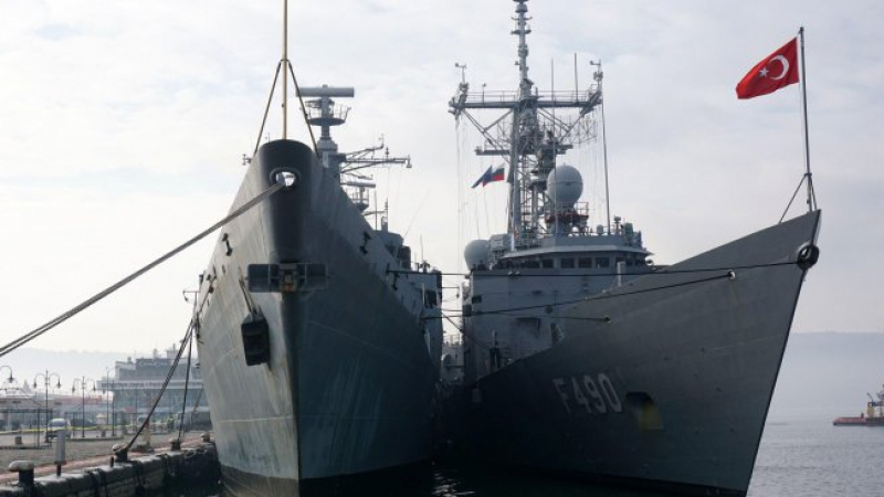 Трите най-важни кораба на НАТО в Черно море са във Варна (СНИМКИ)