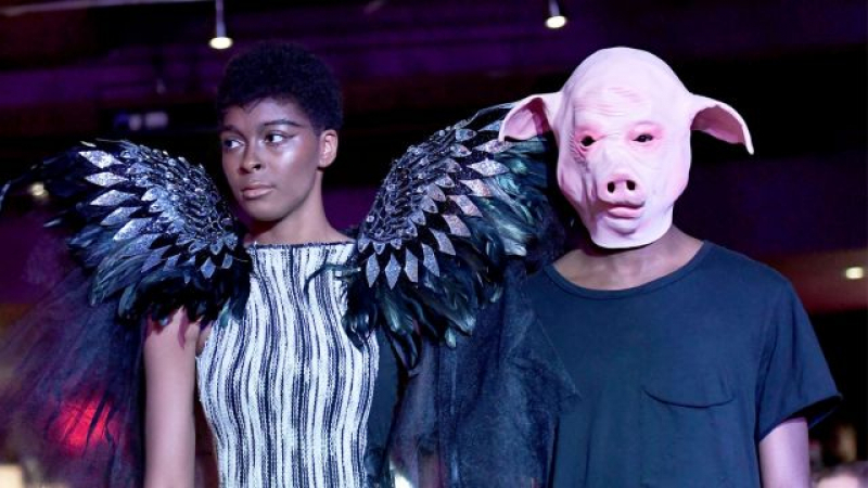 #MeToo: Дизайнерка облече мъжете като прасета, а на жените сложи крила! Скандално ревю на Седмицата на модата в Ню Йорк (СНИМКИ/ВИДЕО)