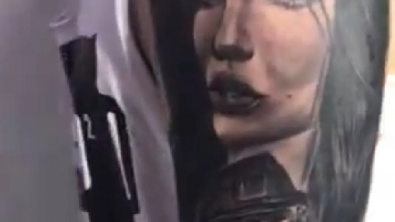 Вярвате или не! Фен си татуира цял ръкав с лика на Николета Лозанова (ВИДЕО)