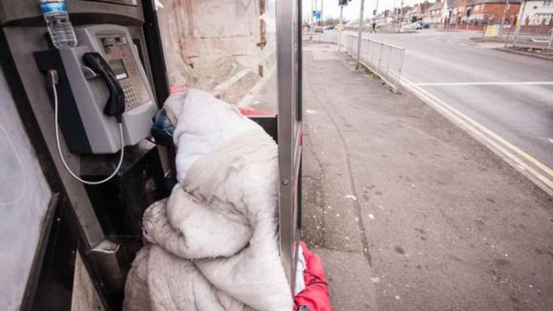 Шаш в Бирмингам! Бездомник живее цяла зима в телефонна кабина (СНИМКИ)