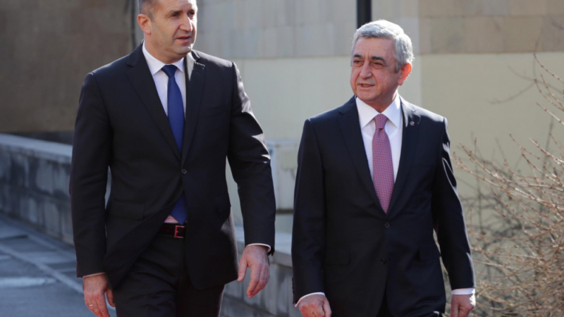 СНИМКИ показаха какво се случи на срещата между Румен Радев и арменския му колега в Ереван