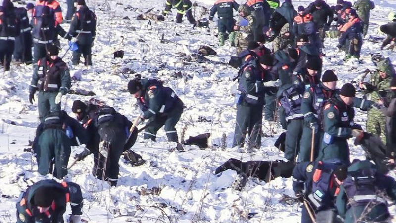 Зловещ човешки пъзел! Откриха близо 1500 части от телата на загиналите от руския самолет (СНИМКИ)