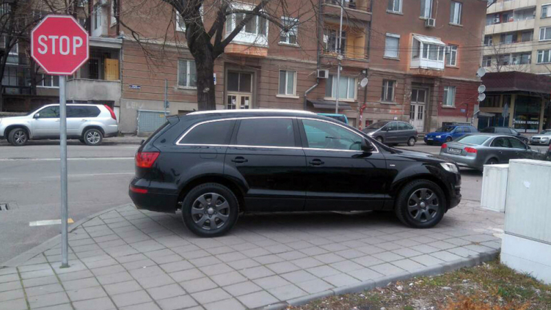 Така паркират тарикатите с тузарски коли в Хасково (СНИМКИ)