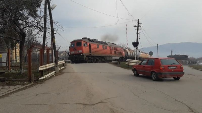 Опасна ситуация на жп прелез в Кюстендил, на косъм се размина без жертви (ВИДЕО)