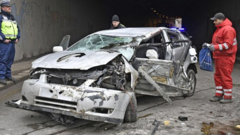 Жестоко меле: Кола изхвърча с повече от 200 от пътя, трима окървавиха шосето в Санданско! 