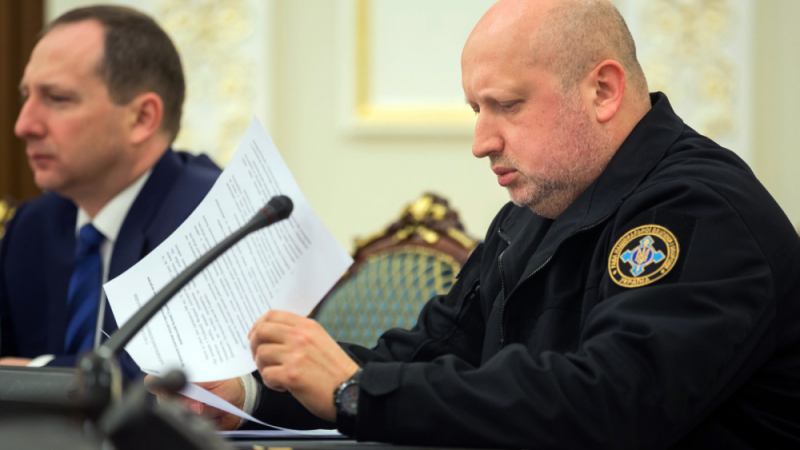 Турчинов обяви, че Киев може да завладее със сила ДНР и ЛНР  