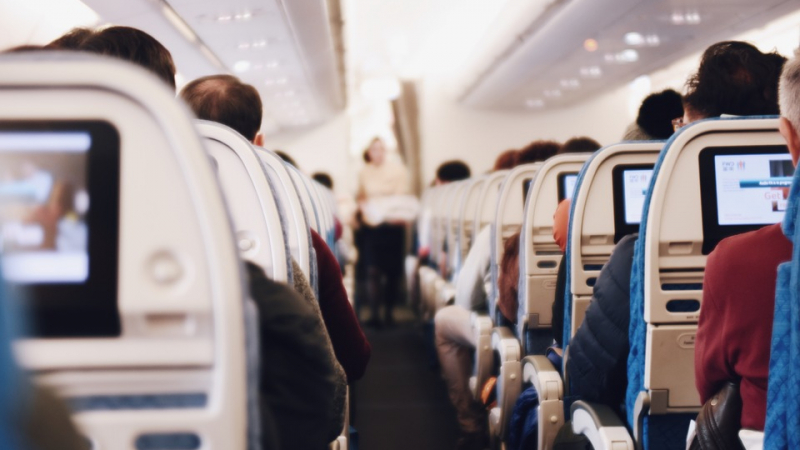 10 неща, които не трябва да правите на борда на самолет