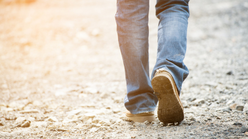 Самотен баща вървеше всеки ден 11 мили пеша до работа, докато… (СНИМКИ/ВИДЕО)