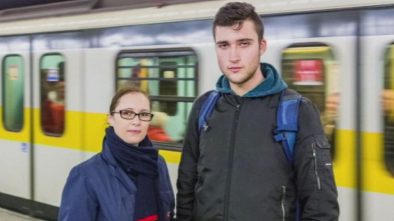 Тийнейджър скочи на релсите на метрото, за да спаси 2-годишно дете