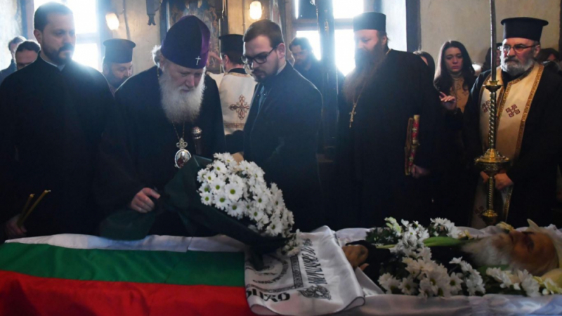 България плаче и се сбогува с дядо Добри (СНИМКИ/ВИДЕО)
