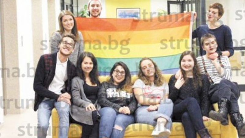 Грандиозен гей скандал, разтресе Американския университет в Благоевград