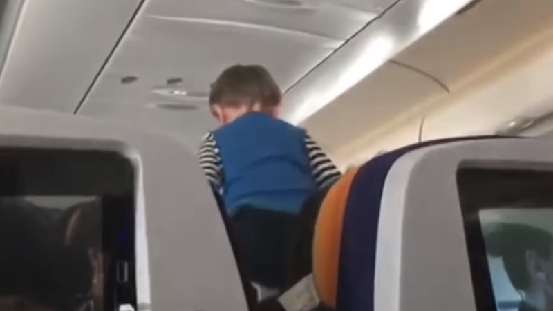 Шаш в лайнер на Lufthansa: Пасажер засне дете, в което се всели демон (ВИДЕО)