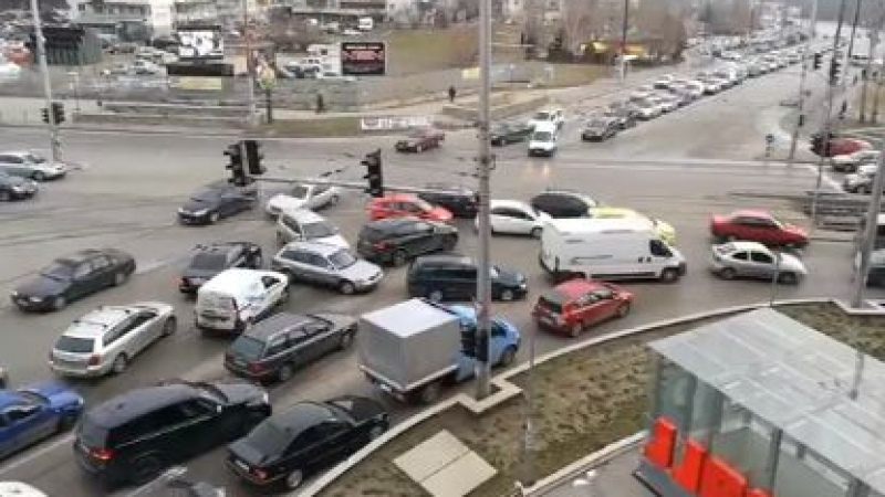 Само в БЛИЦ! ВИДЕО улови какво се случва в София, ако спре светофар