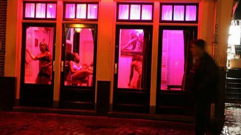 Двама българи загубиха бас и тръгнаха на стоп за Амстердам, за да платят на холандски проститутки за секс 